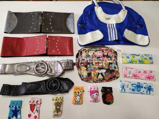 64/19151 - APROX. 229 BOLSAS; CINTOS; TESTEIRAS E 1.250 PORTA MOEDAS